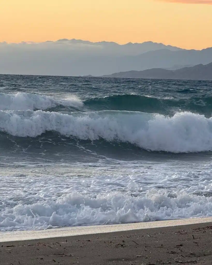 Inner Mastery Retreat-Surfing Energy mit Eva Düsmann-Wellen am Strand