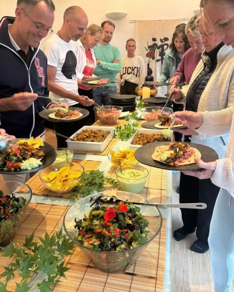 Retreats-Inner Mastery-Leaderchip Retreat-Gruppe beim Essen