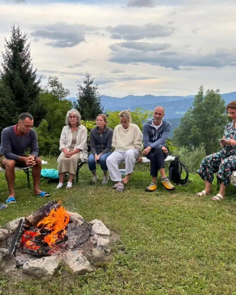 Zusammenarbeit-Führe andere-Eva Düsmann-Team am Feuer