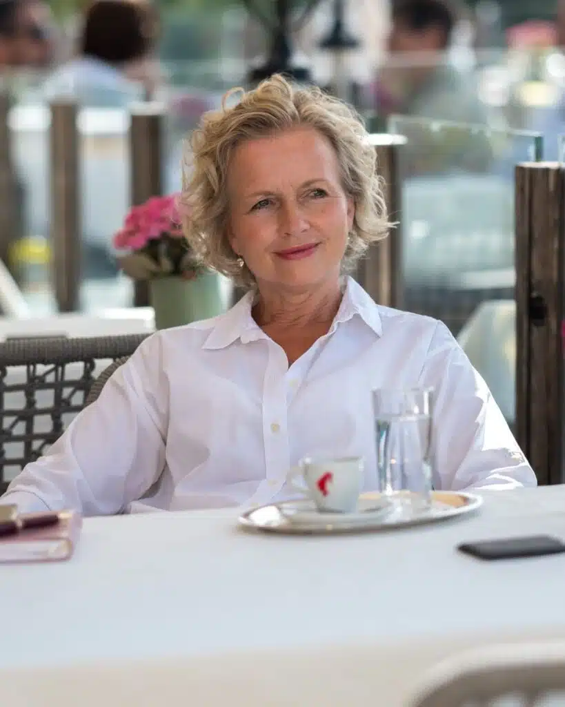INNER MASTERY-Leadership Retreat- Eva am Tisch bei einem Gespräch