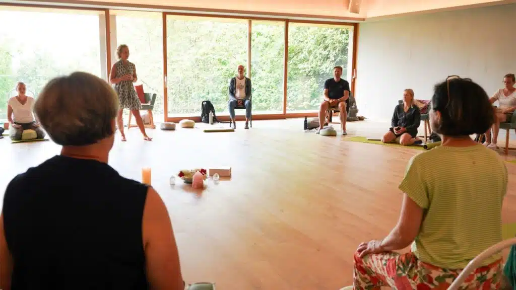 Trainingsraum - Teilnehmer im Raum beim Retreat